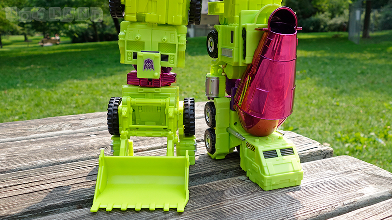 Illustration for article titled The Colossal New Transformers Devastator Is Better than the Original